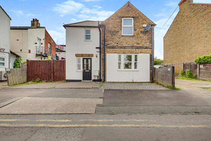 2 Bedroom Detached House To Rent In Woodfield Park Drive, Leigh On Sea, SS9