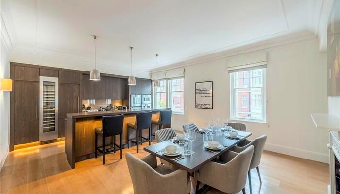 3 Bedroom Flat To Rent In Duke Street, London, W1U