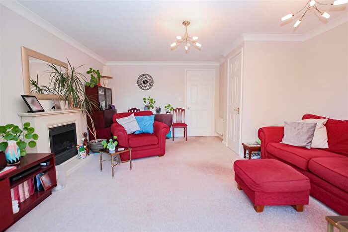 3 Bedroom End Of Terrace House For Sale In Bascombe Grove, Braeburn Park, Crayford, DA1