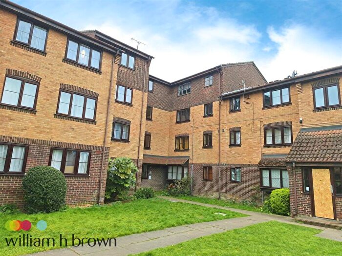 Flat To Rent In Conway Gardens, Grays, RM17