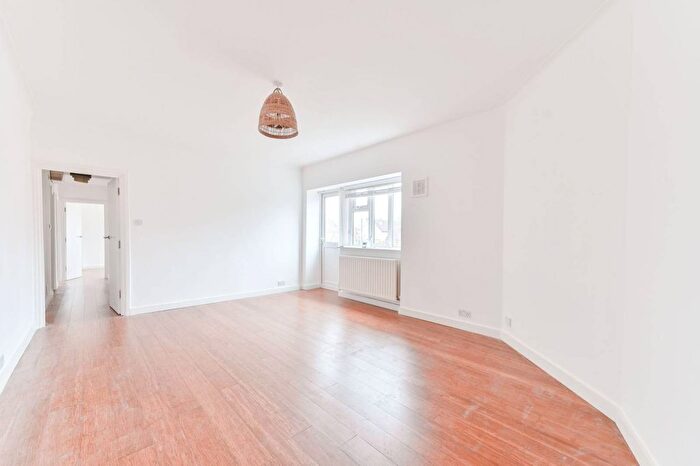 4 Bedroom Flat To Rent In Willesden Lane, Brondesbury, London, NW2
