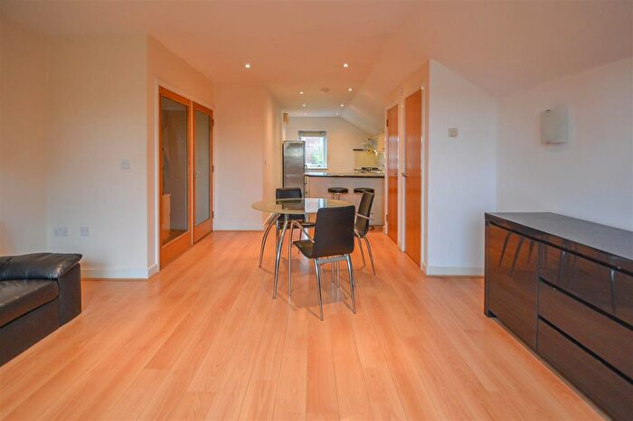 2 Bedroom Flat For Sale In Coptfold Road, Brentwood, CM14