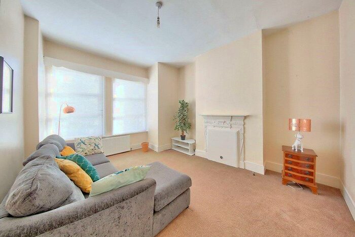 2 Bedroom Maisonette To Rent In Boundaries Road, SW12