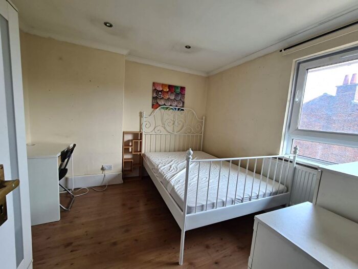 3 Bedroom Flat To Rent In Detling House, SE17