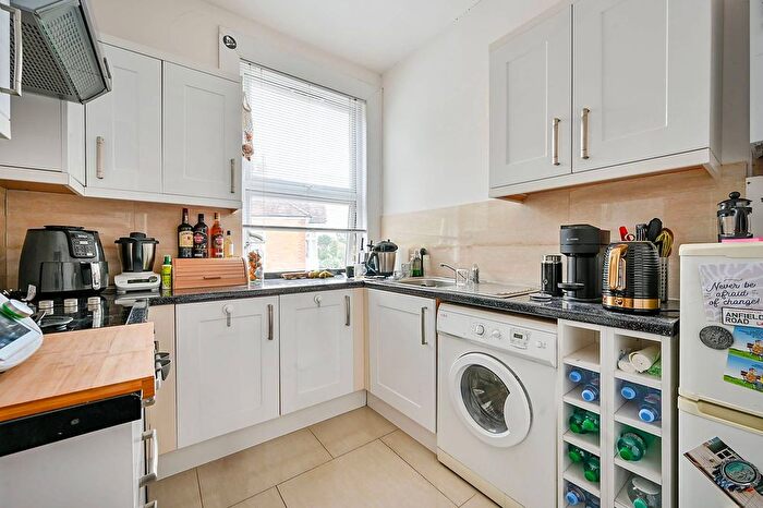 2 Bedroom Flat To Rent In Fordhook Avenue, Ealing, London, W5
