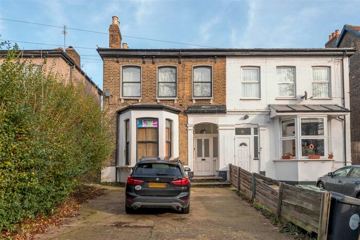 2 Bedroom Flat To Rent In Fairlop Road, London, E11