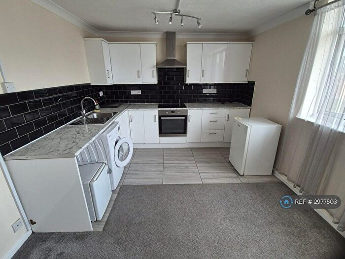 3 Bedroom Flat To Rent In Intalbury Avenue, Aylesbury, HP19