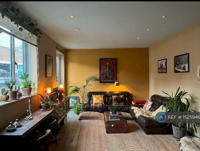 1 Bedroom Semi-Detached House To Rent In Regents Wharf, London, E2