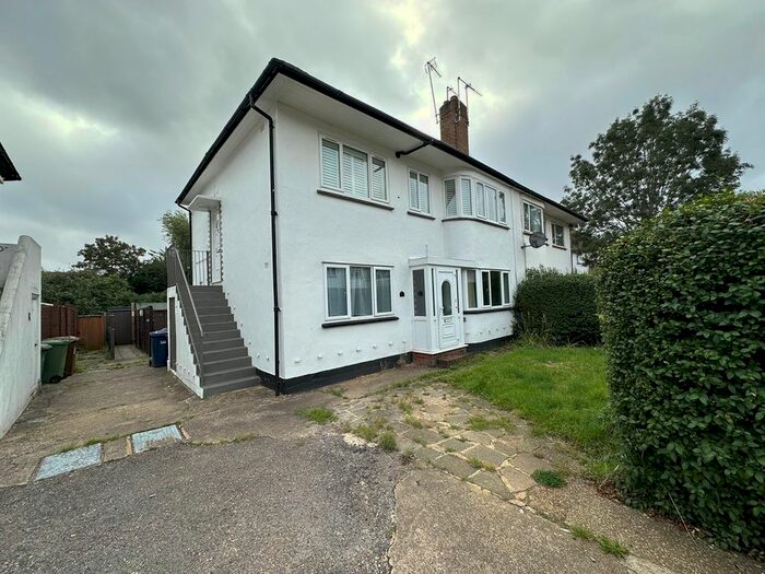 2 Bedroom Maisonette To Rent In Eldon Avenue, Borehamwood, WD6