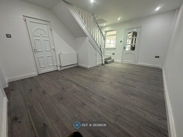 3 Bedroom Semi-Detached House To Rent In Meadfield Road, Slough, SL3