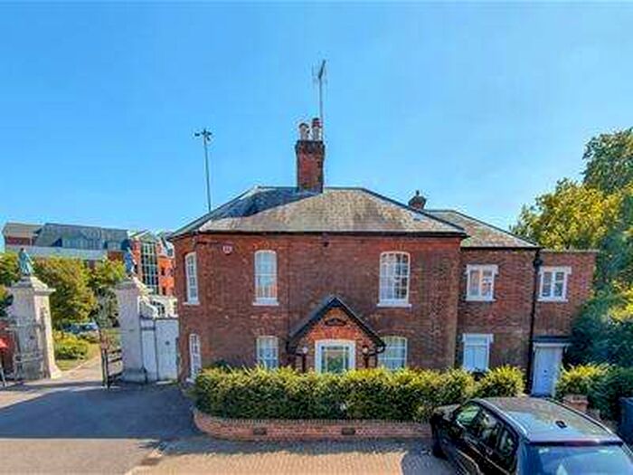 3 Bedroom Detached House To Rent In Bluecoats Avenue, Hertford, SG14