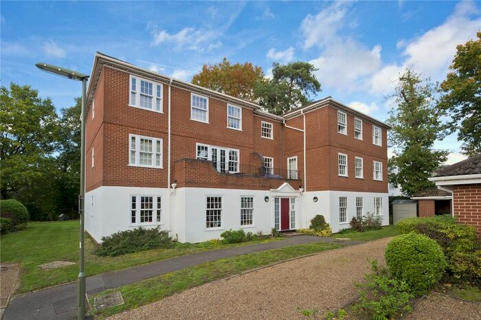 2 Bedroom Flat To Rent In Stoneleigh Park, Weybridge, Surrey, KT13