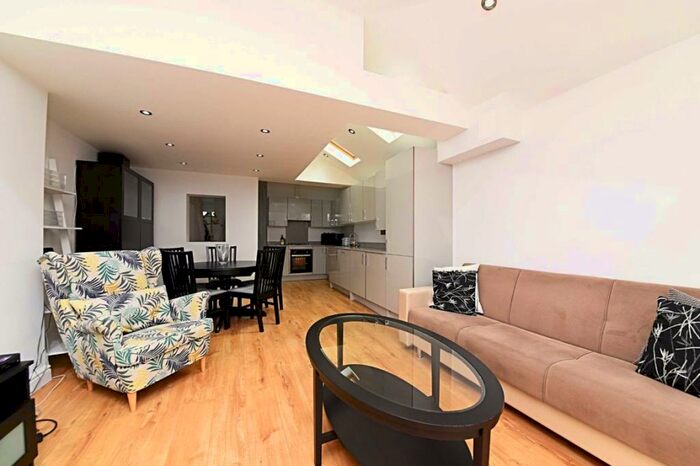 3 Bedroom Terraced House To Rent In Long Lane, Finchley, London, N3