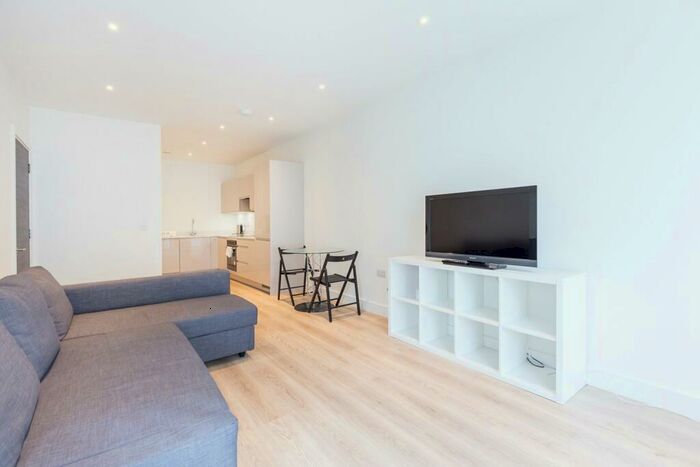 1 Bedroom Apartment To Rent In New Village Avenue, London, E14