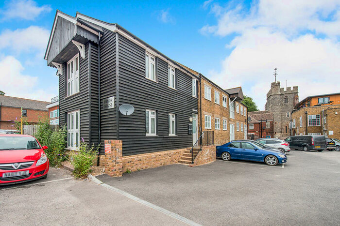 2 Bedroom Flat To Rent In High Street, Sittingbourne, Kent, ME10