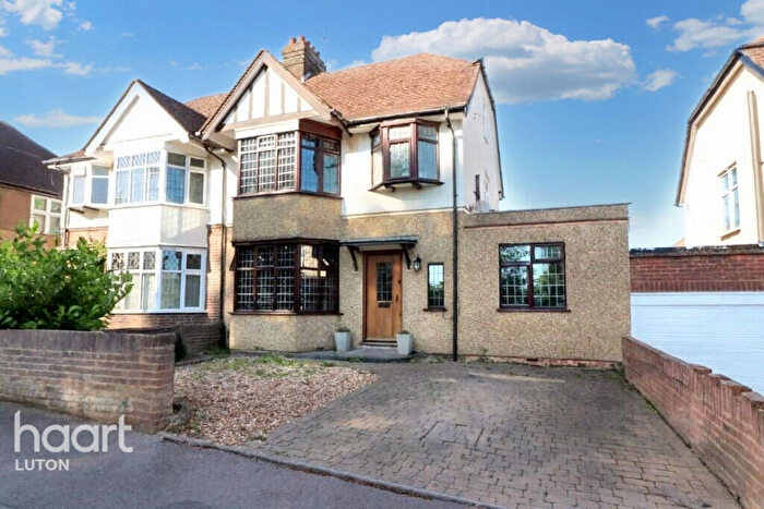 4 Bedroom Semi Detached House For Sale In West Hill Road, Luton, LU1