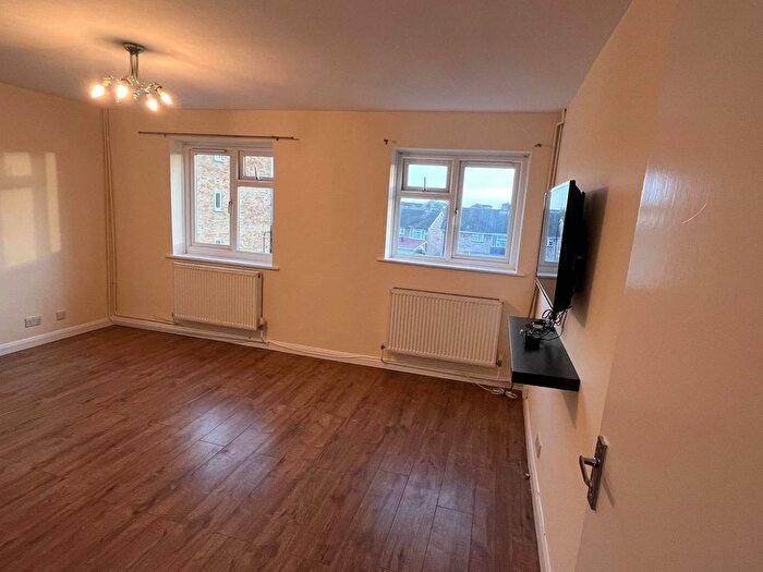 3 Bedroom Flat To Rent In Radcliffe Way, Yeading, Hayes, UB5