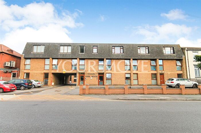 2 Bedroom Flat To Rent In Western Road, Romford, RM1
