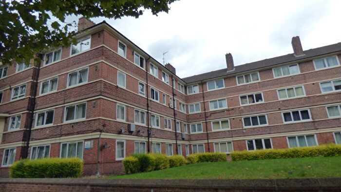 2 Bedroom Maisonette For Sale In Kirby Estate, Southwark Park Road, London, SE16