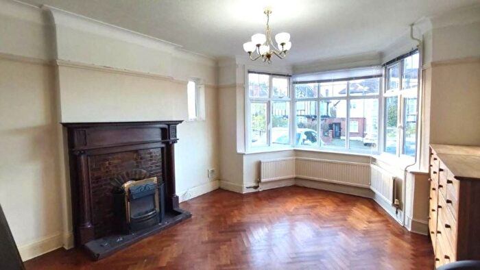 4 Bedroom Semi-Detached House To Rent In Nether Street, London, N12