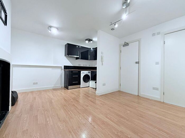 Studio To Rent In The Burroughs, London, NW4
