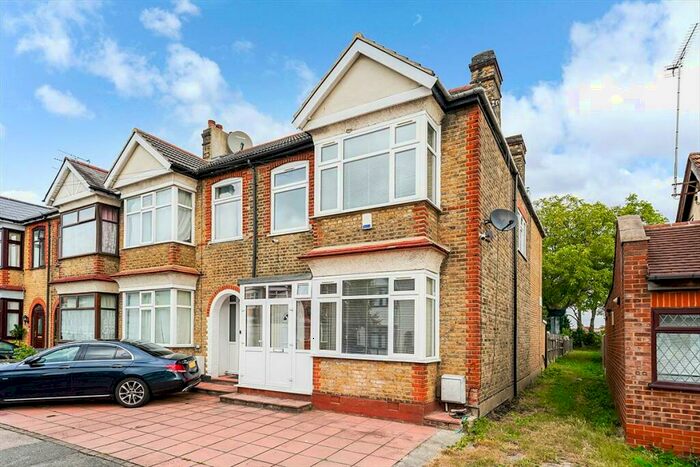 4 Bedroom End Of Terrace House To Rent In Hampton Road, Chingford, E4