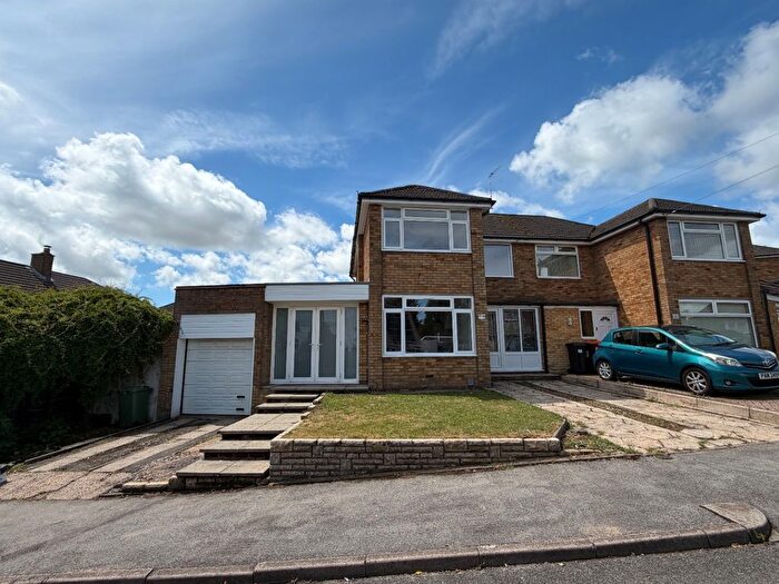 3 Bedroom Semi-Detached House For Sale In Holmwood Close, Dunstable, LU5