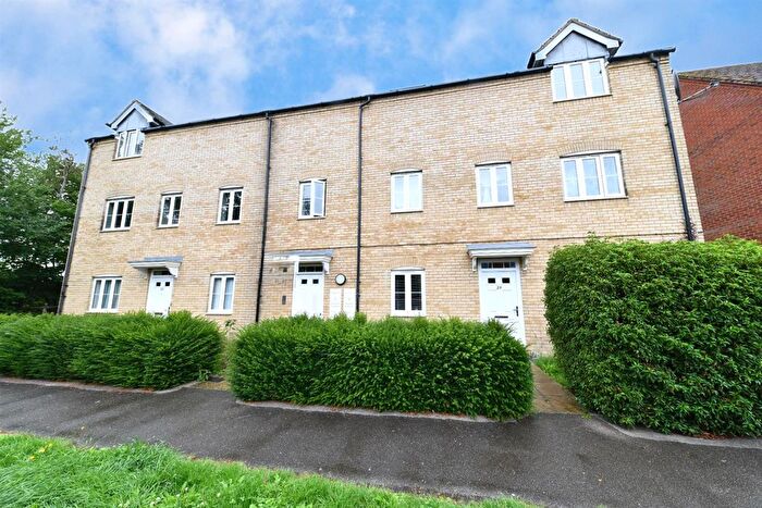 2 Bedroom Flat For Sale In Haybluff Drive, Stevenage, SG1