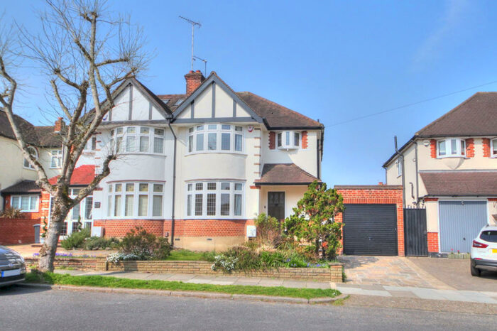 3 Bedroom Semi-Detached House To Rent In Stone Hall Road, Winchmore Hill, N21
