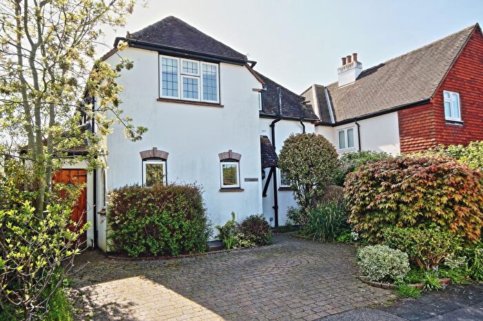 4 Bedroom Detached House To Rent In Nursery Close, Woking, GU21