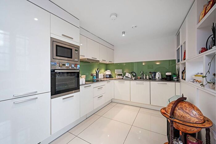 2 Bedroom Flat To Rent In Richmond Road, Dalston, London, E8