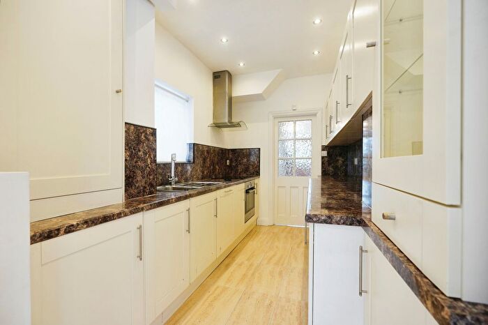3 Bedroom End Of Terrace House For Sale In Pollards Hill South, London, SW16