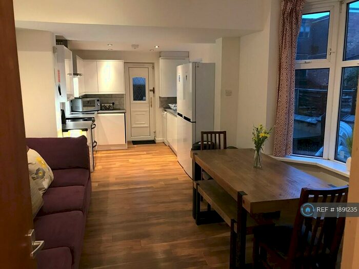 7 Bedroom Semi-Detached House To Rent In Bute Avenue, Lenton, NG7