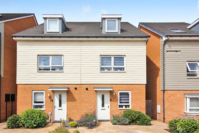 4 Bedroom Semi-Detached House For Sale In Glenvale Drive, Wellingborough, NN8