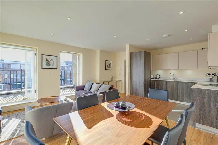 3 Bedroom Flat To Rent In Rocklands Apartments, Lakenham Place, London, E3