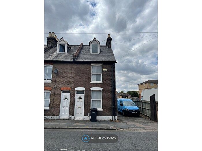 3 Bedroom End Of Terrace House To Rent In Old Bedford Road, Luton, LU2