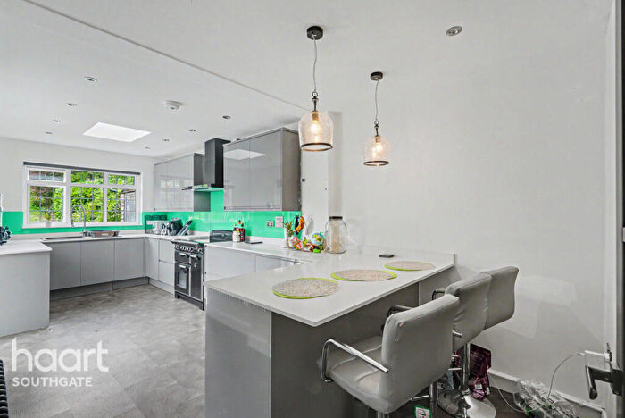 3 Bedroom Semi-Detached House For Sale In Morton Way, London, N14
