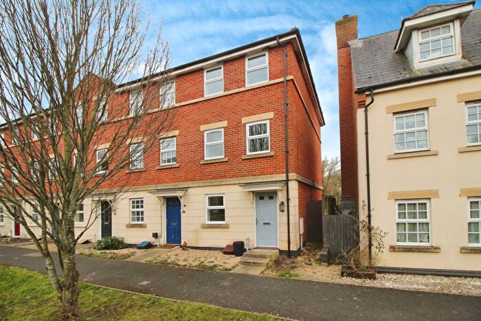 3 Bedroom End Of Terrace House To Rent In Fenton Avenue, Swindon, SN25