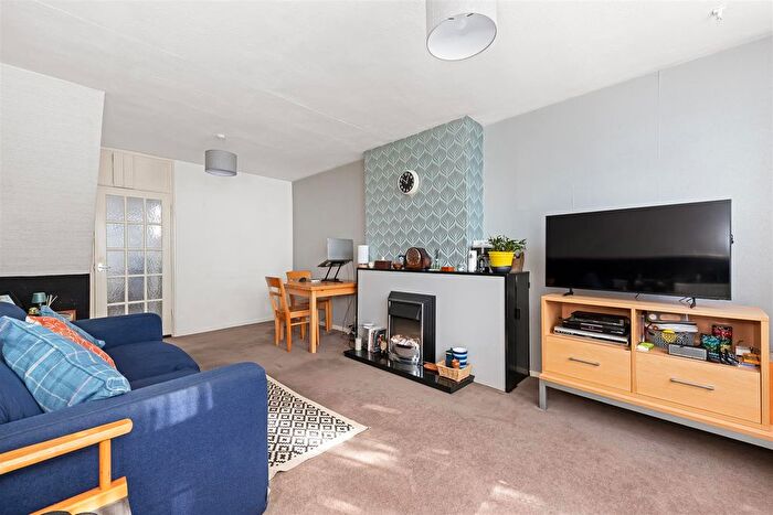 2 Bedroom Flat For Sale In Empress Street, London, SE17