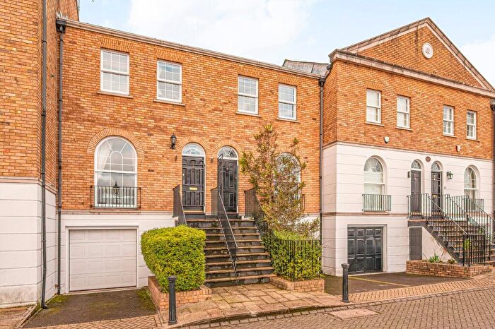 4 Bedroom Terraced House For Sale In Sovereign Crescent, Surrey Quays, SE16