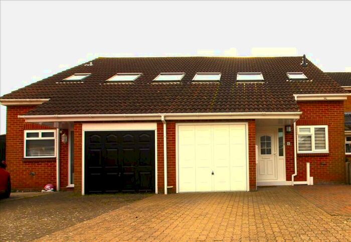 3 Bedroom Semi-Detached House To Rent In Kingfishers, Fareham, PO16