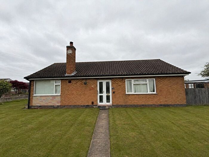 3 Bedroom Bungalow To Rent In Towes Mount, Nottingham, NG4