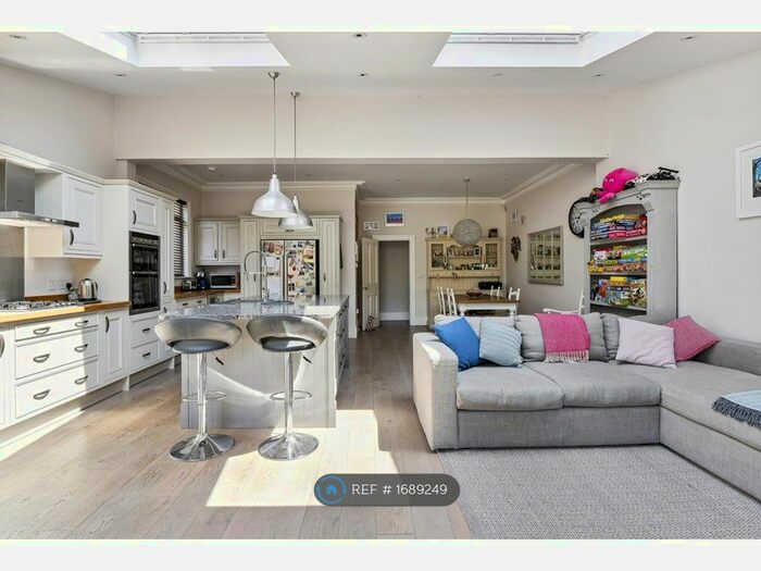 5 Bedroom Detached House To Rent In Hampton Court Way, Surrey, KT7