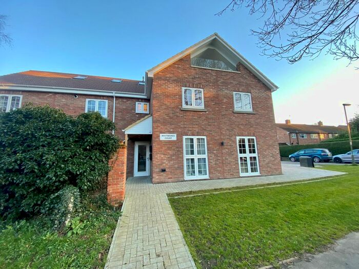 1 Bedroom Flat To Rent In Whitmores Close, Epsom, KT18