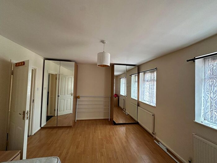 4 Bedroom Flat To Rent In Turnpike Lane, London, N8