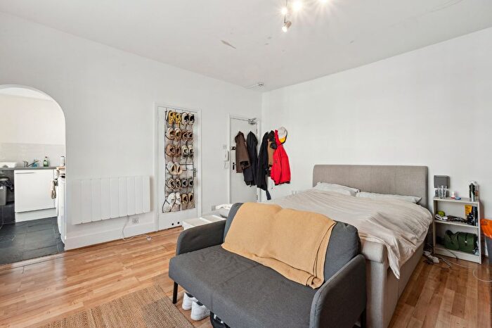 Terraced House To Rent In Holland Road, Kensington, W14
