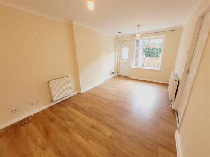 1 Bedroom Flat To Rent In Norwood Road, Birkby, Huddersfield, HD2