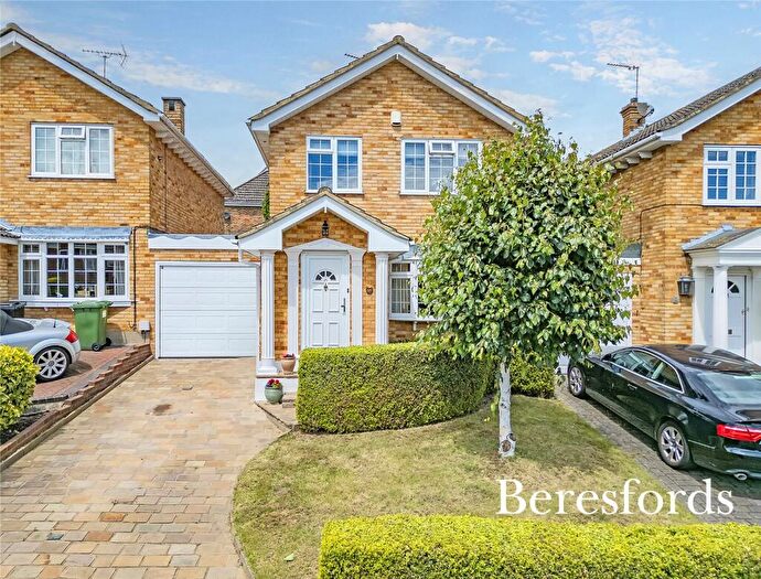 3 Bedroom Link Detached House For Sale In Longrise, Billericay, CM12