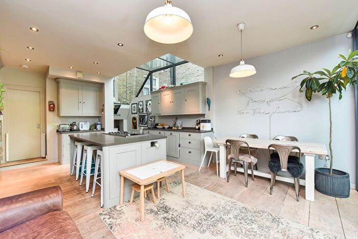 4 Bedroom Town House To Rent In Powerscroft Road, Hackney/ Clapton, E5