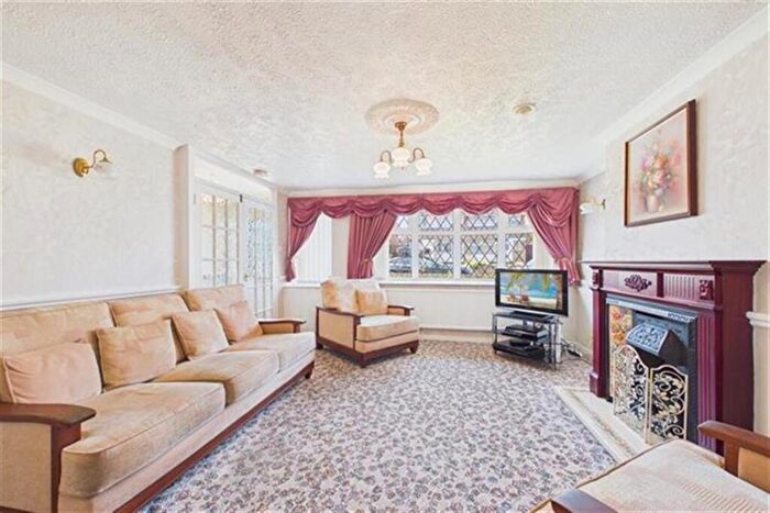 3 Bedroom Semi-Detached House For Sale In Armstrong Road, Hempshill Vale, NG6